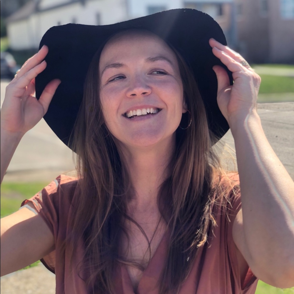 Meet your Posher, Caitlin